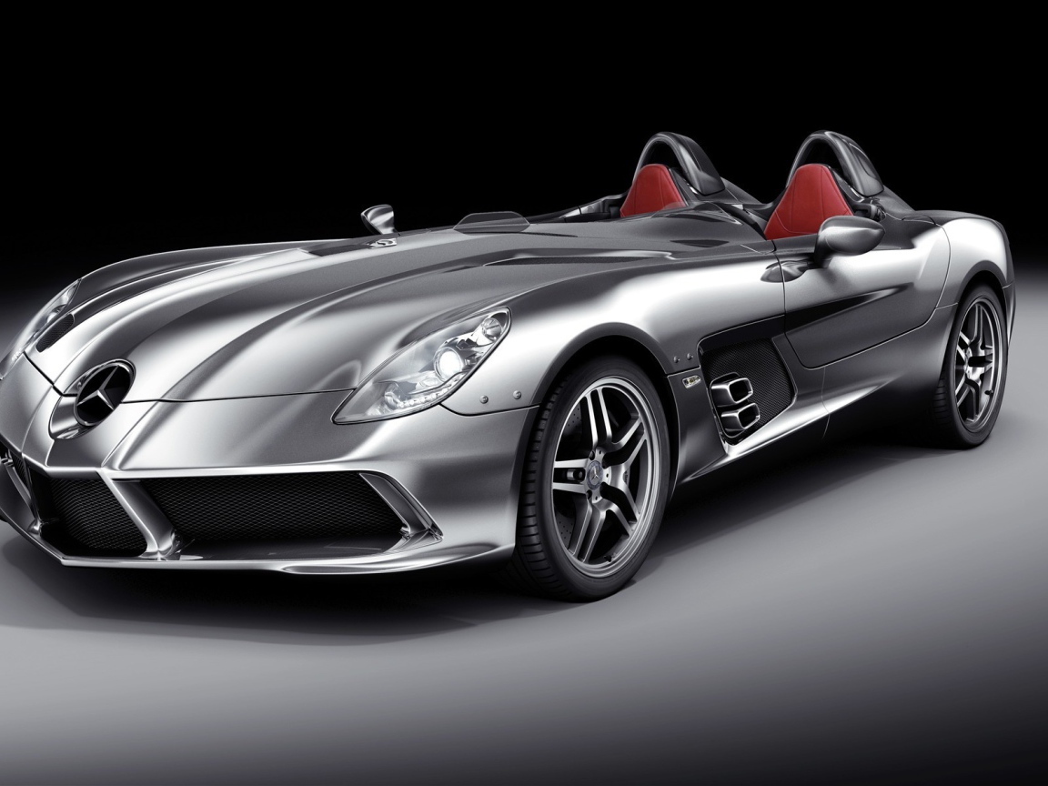 Серебристый двухместный Мерседес