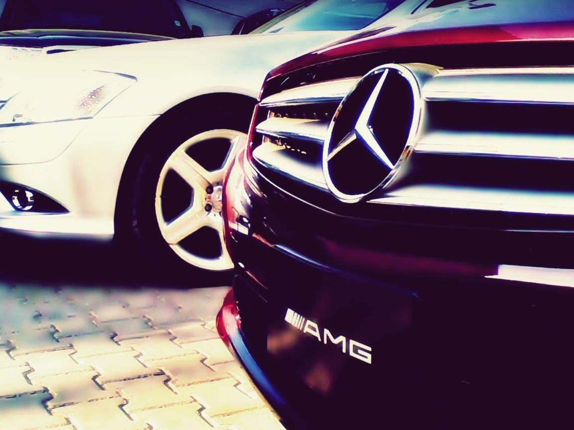 Радиаторная решетка вишневого Mercedes-Benz