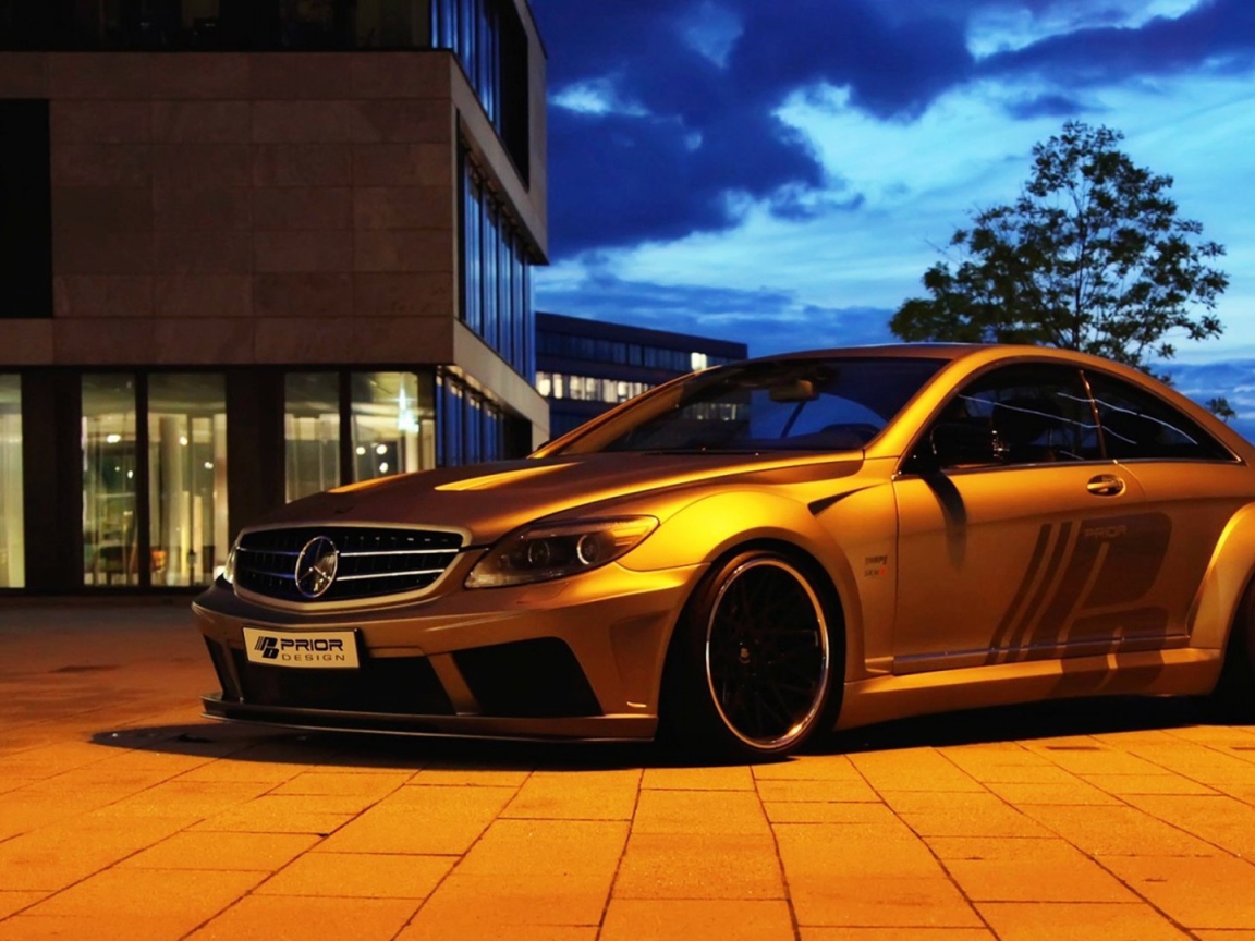 Автомобиль Mercedes-Benz золотого цвета