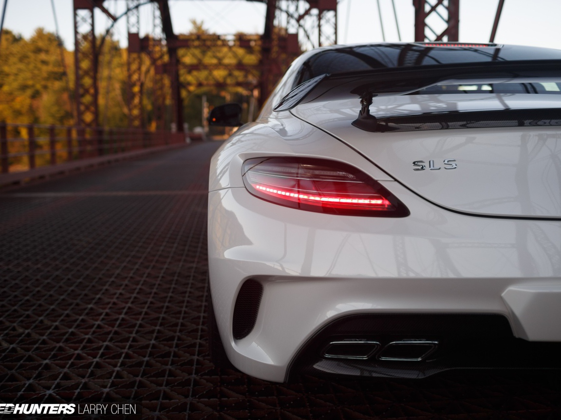 Вид сзади на белый Mercedes SLS