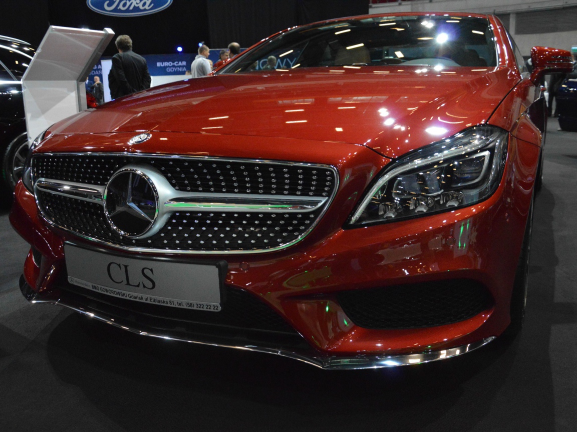 Красный Mercedes-Benz CLS на автосалоне