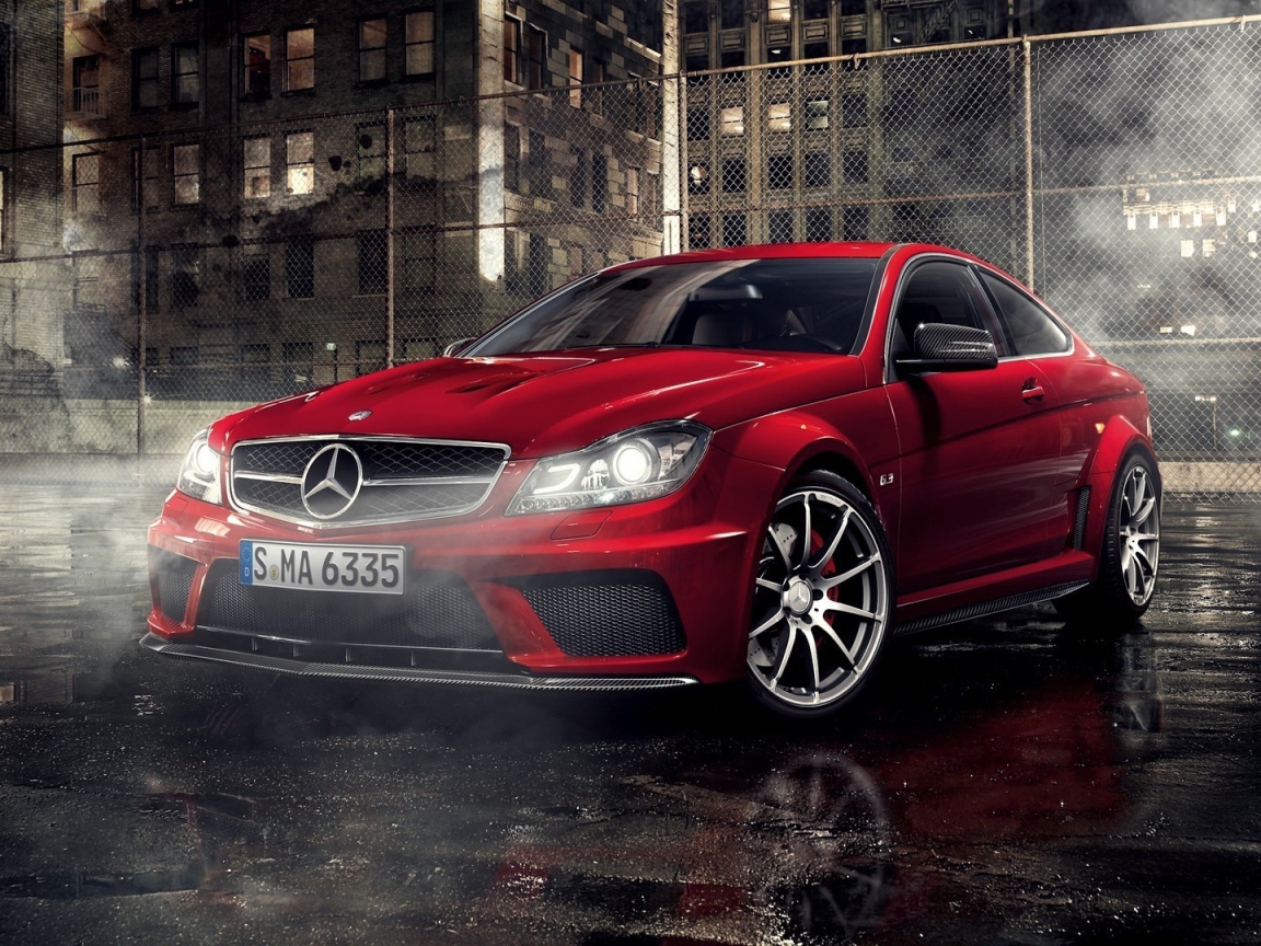 Красный суперкар Mercedes-Benz