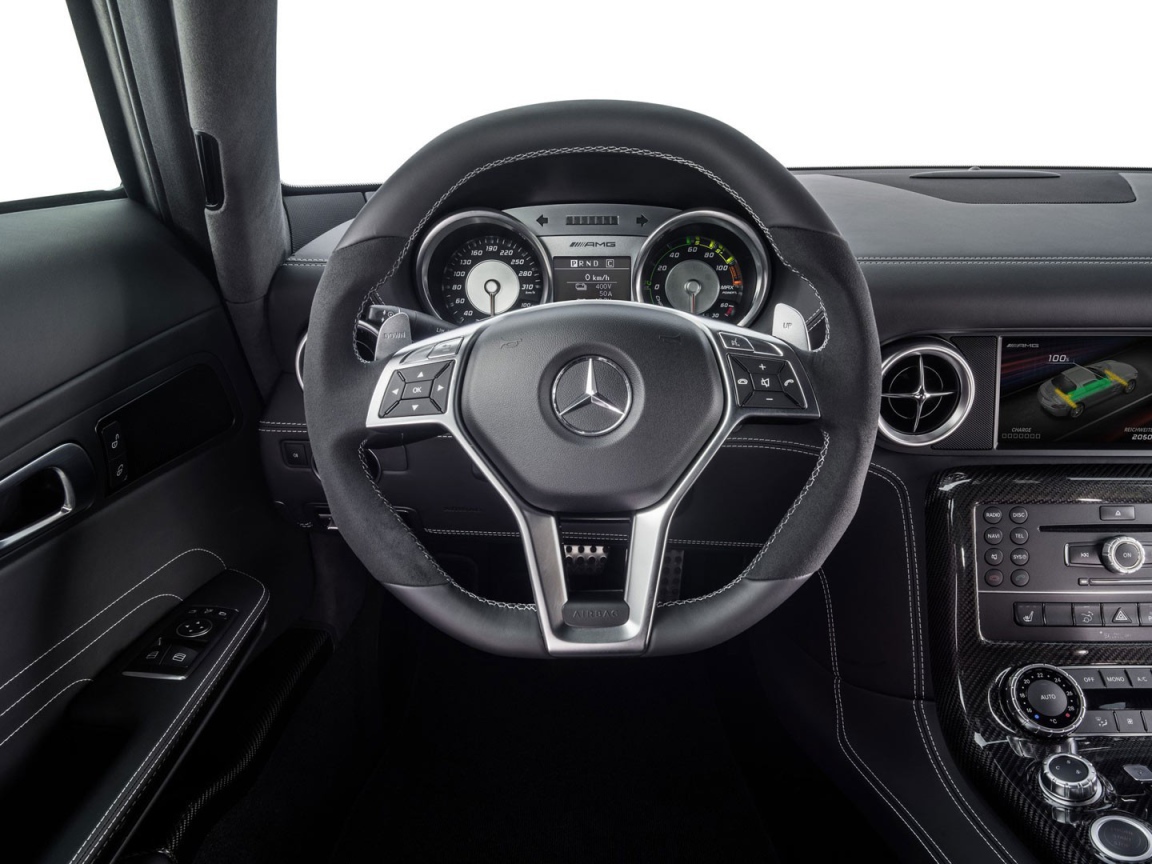 Руль и приборы автомобиля Mercedes SLS