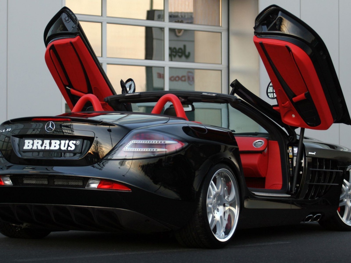 Вертикальное открытие дверей в автомобиле Мерседес Брабус