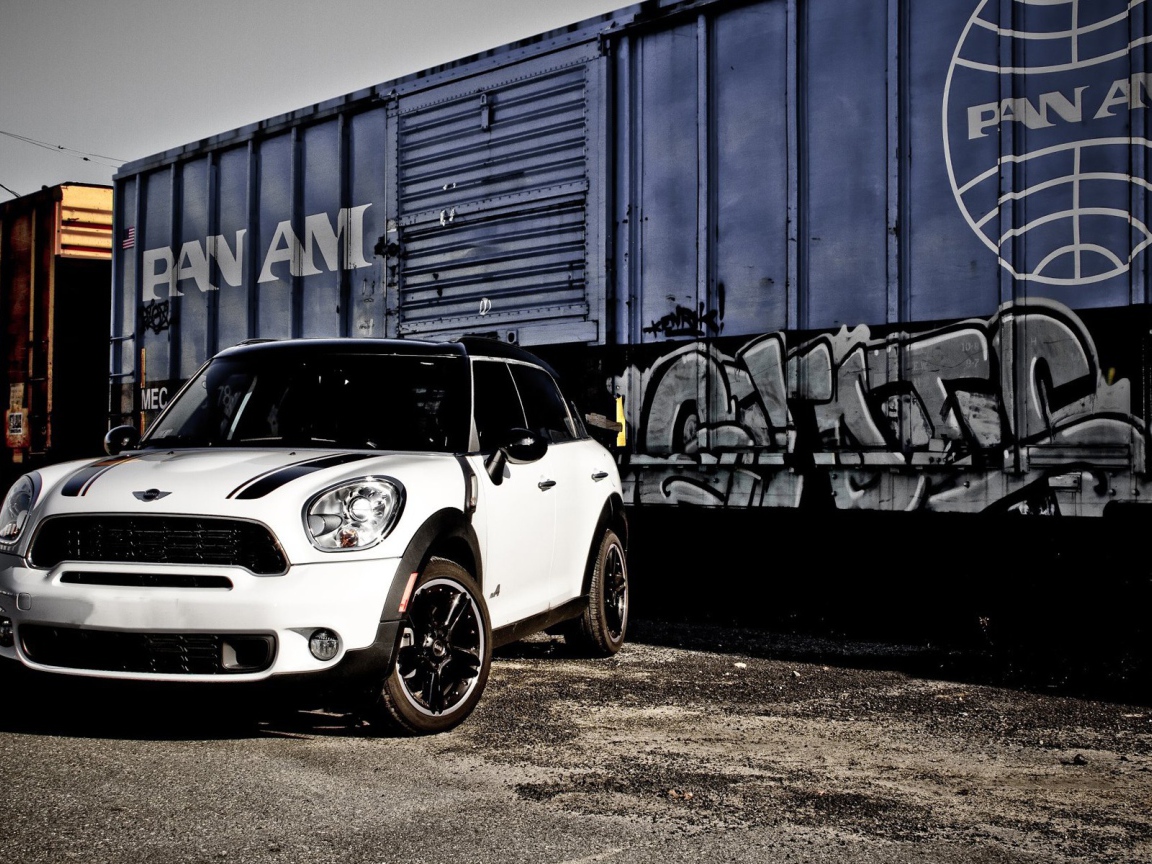 Белый Mini Cooper возле железной дороги