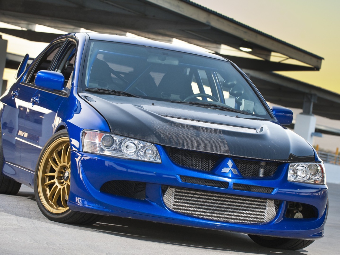 Голубой спортивный Mitsubishi Lancer Evolution IX