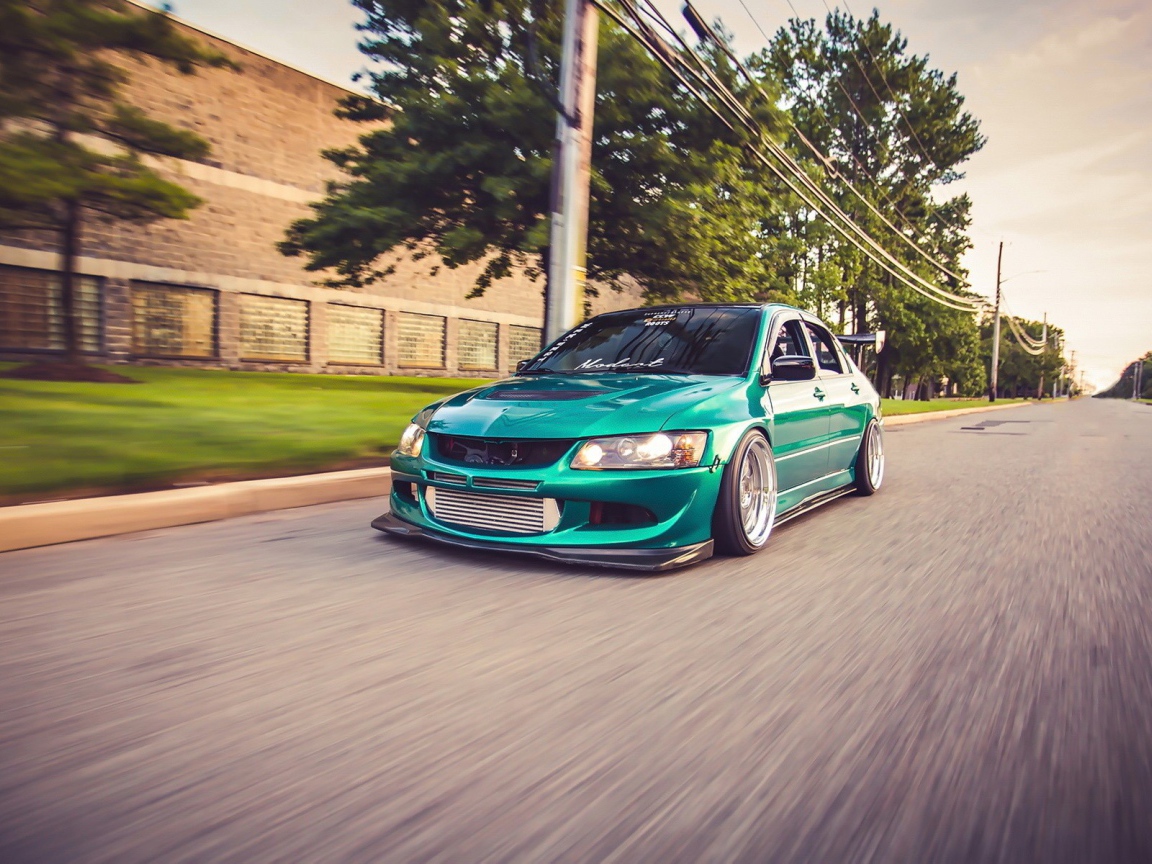 Быстрый зеленый Mitsubishi Lancer Evo X