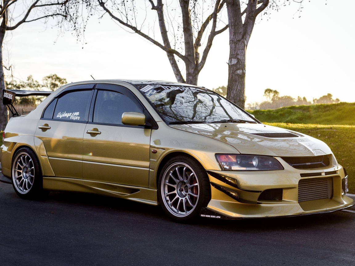 Золотой Mitsubishi Lancer Evo X