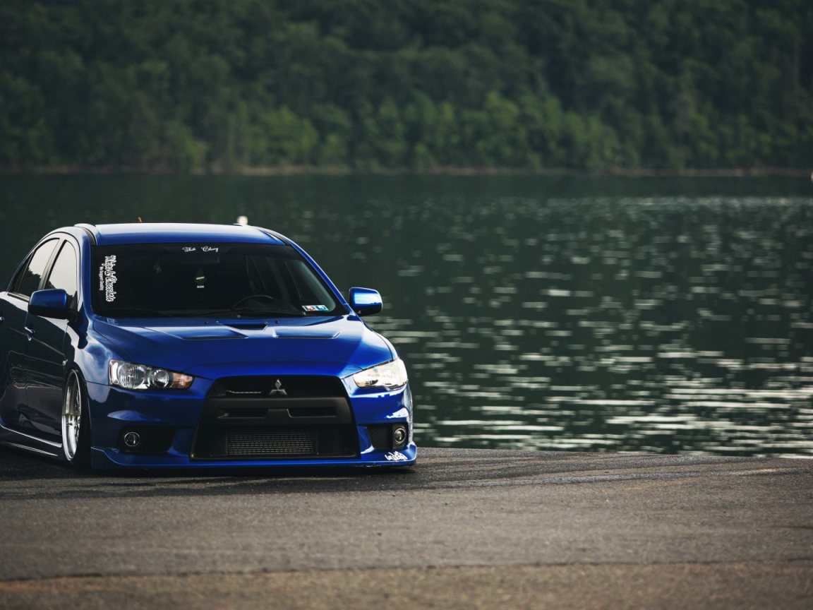 Mitsubishi Lancer Evo X голубого цвета у водоема