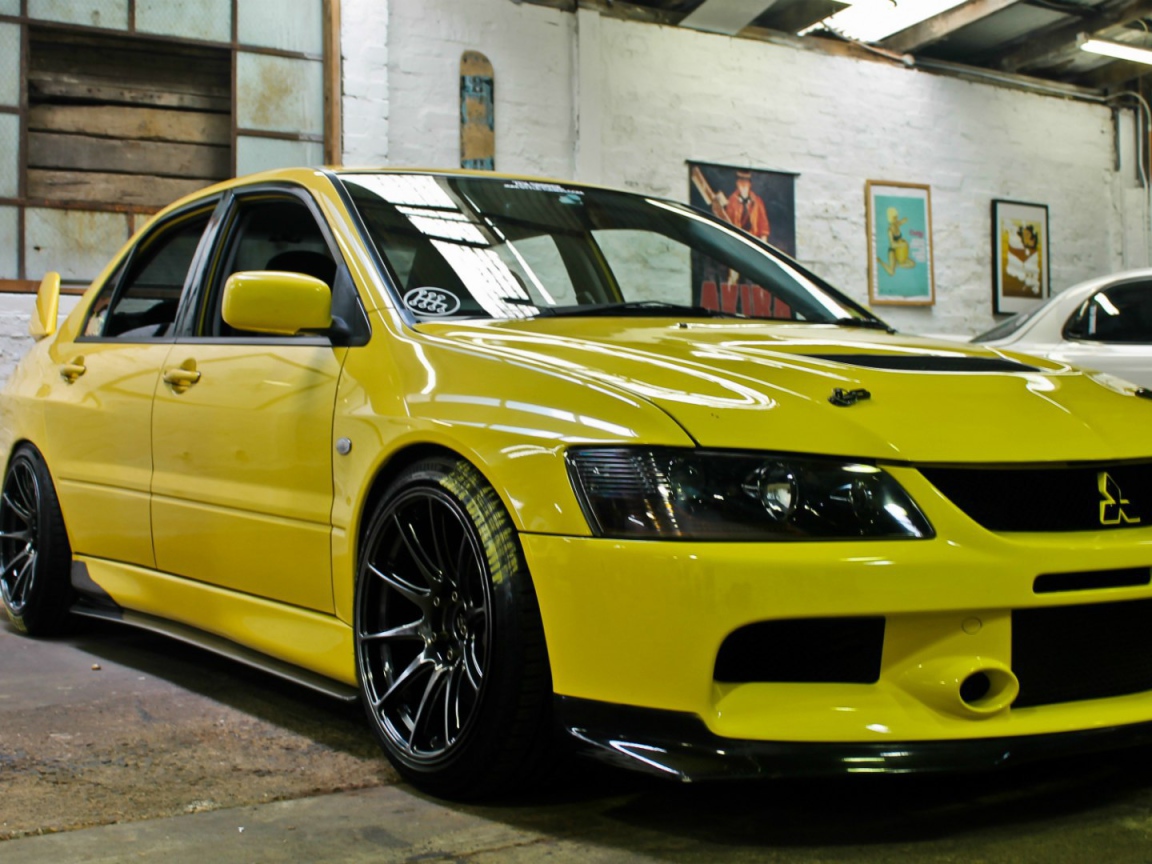 Желтый Mitsubishi Lancer Evolution