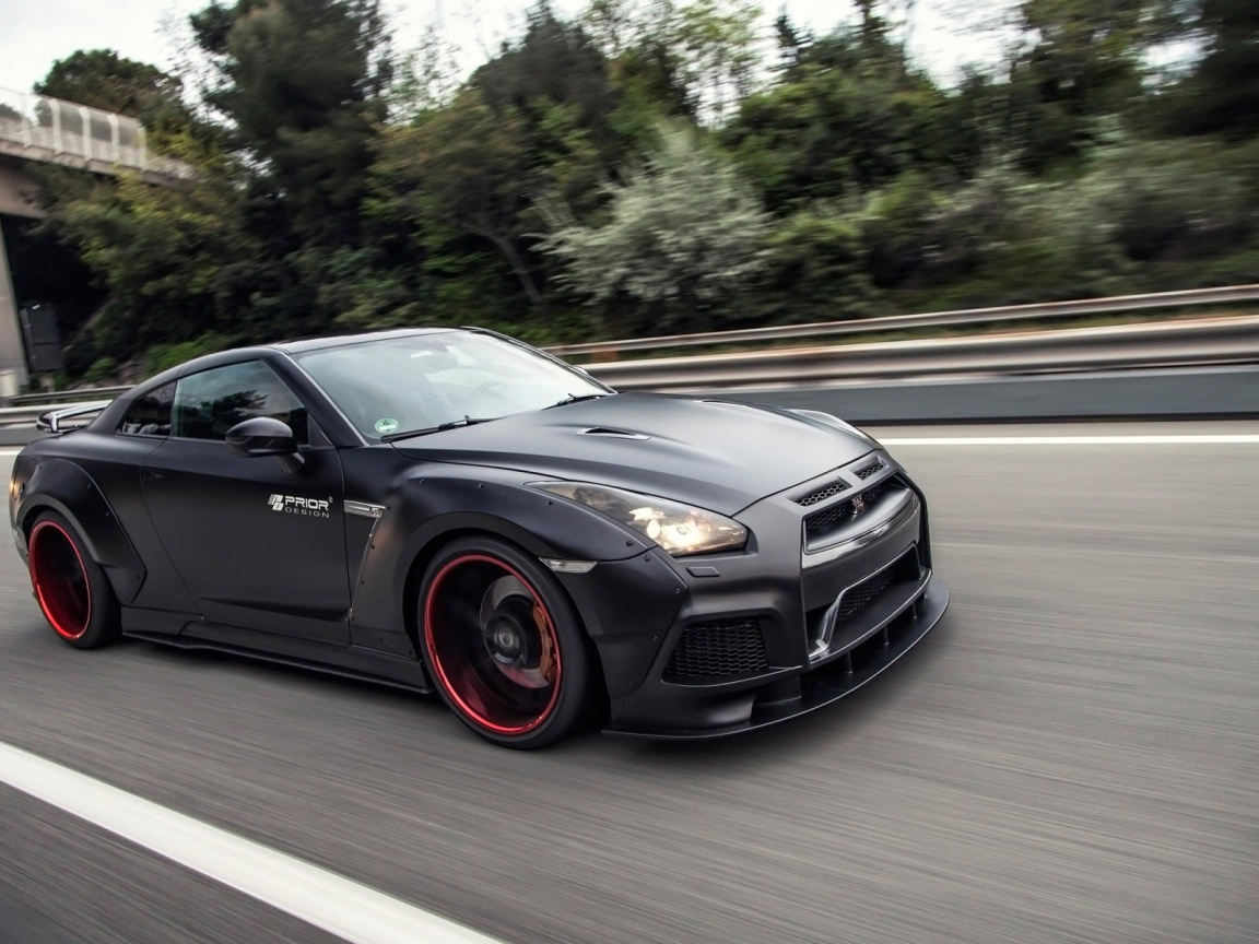 Черный Nissan GT-R PD750 Widebody мчится по шоссе