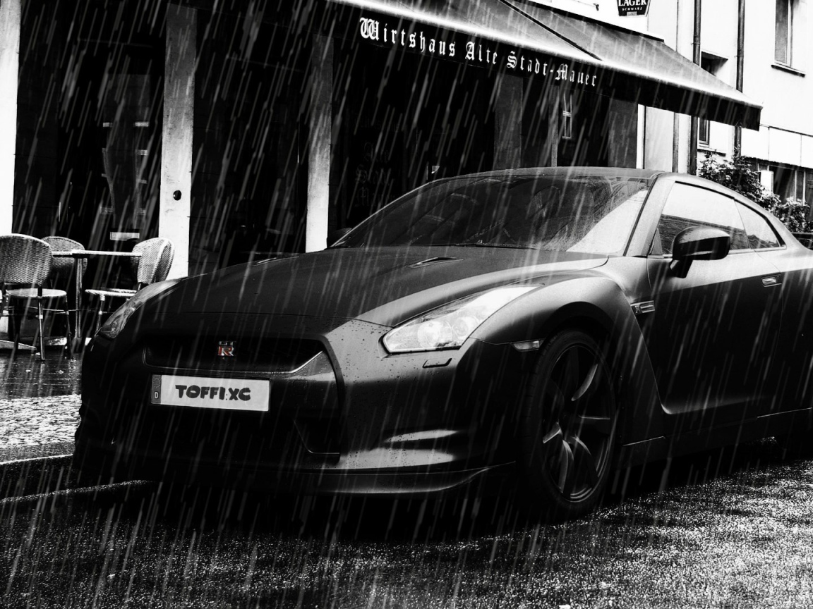 Черный Nissan GT-R под дождем