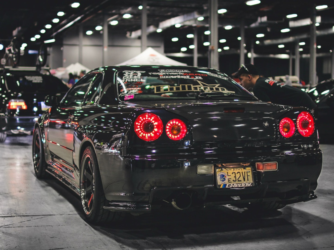 Черный Nissan Skyline GT-R