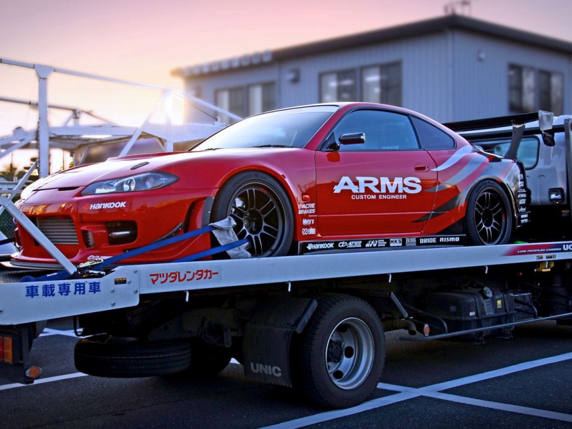 Автомобиль Nissan Silvia S15 на эвакуаторе