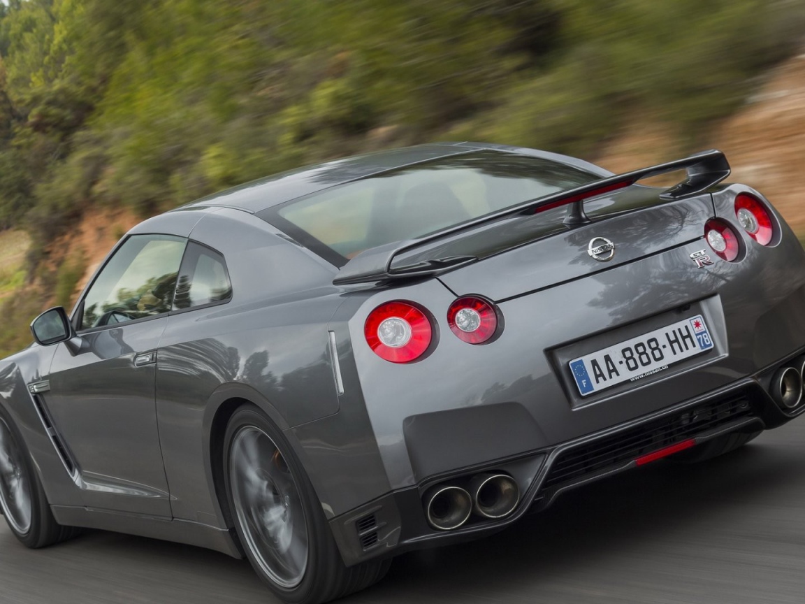 Серый Nissan GT-R на дороге