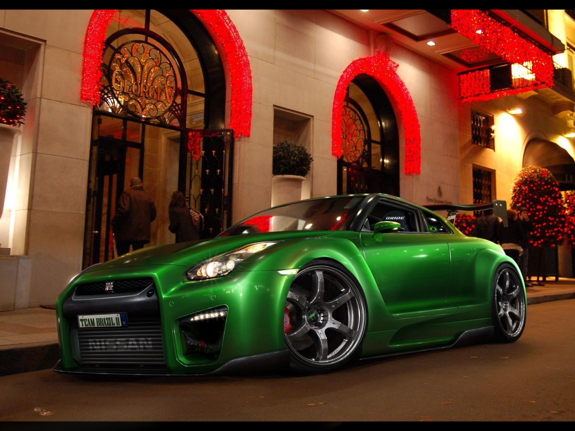 Зеленый Nissan GT-R у входа в отель