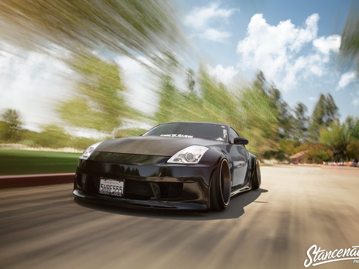 Быстрый черный Nissan 350Z