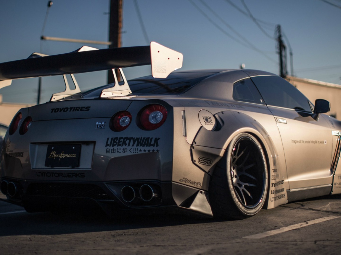 Гоночный Nissan GT-R