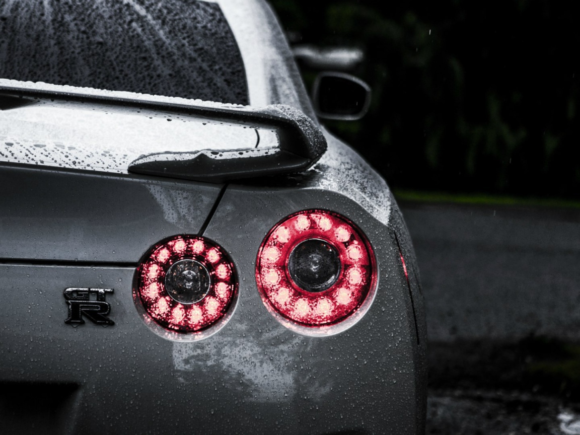 Задние огни автомобиля Nissan GT-R