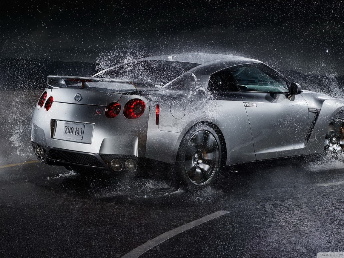 Серебристый Nissan GT-R под дождем