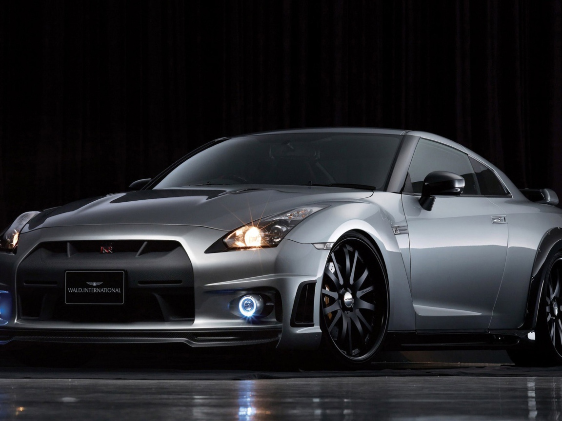 Серебристый автомобиль Nissan GT-R R35