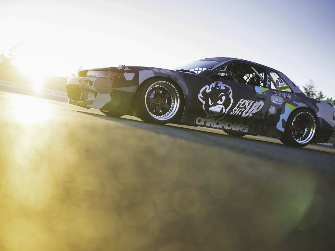 Спортивный Nissan S13 на гонке