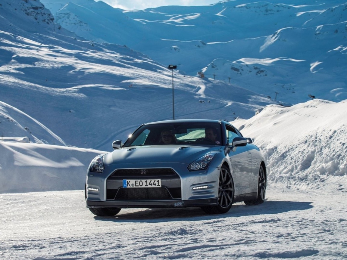 Испытание автомобиля Nissan в горах