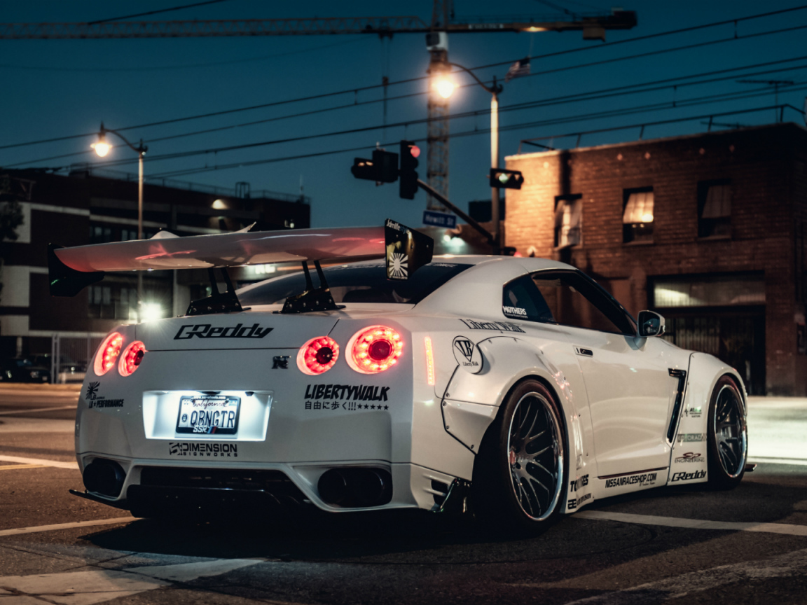Белый Nissan GT-R