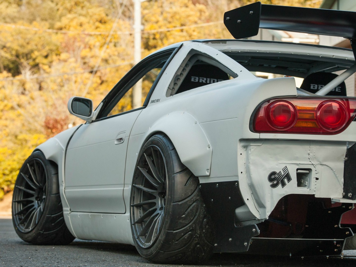 Белый спортивный Nissan 380SX