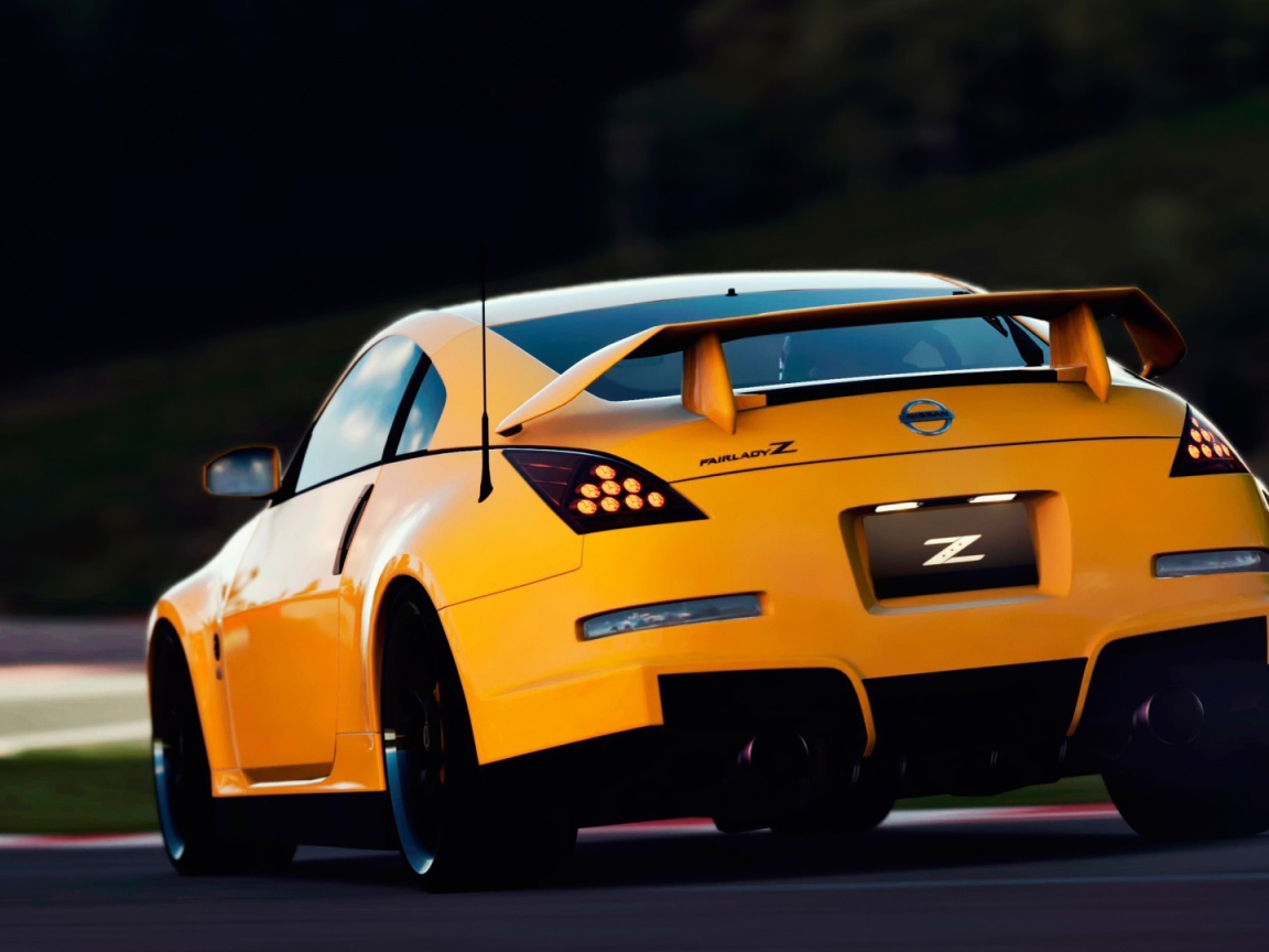 Желтый автомобиль Nissan 350Z