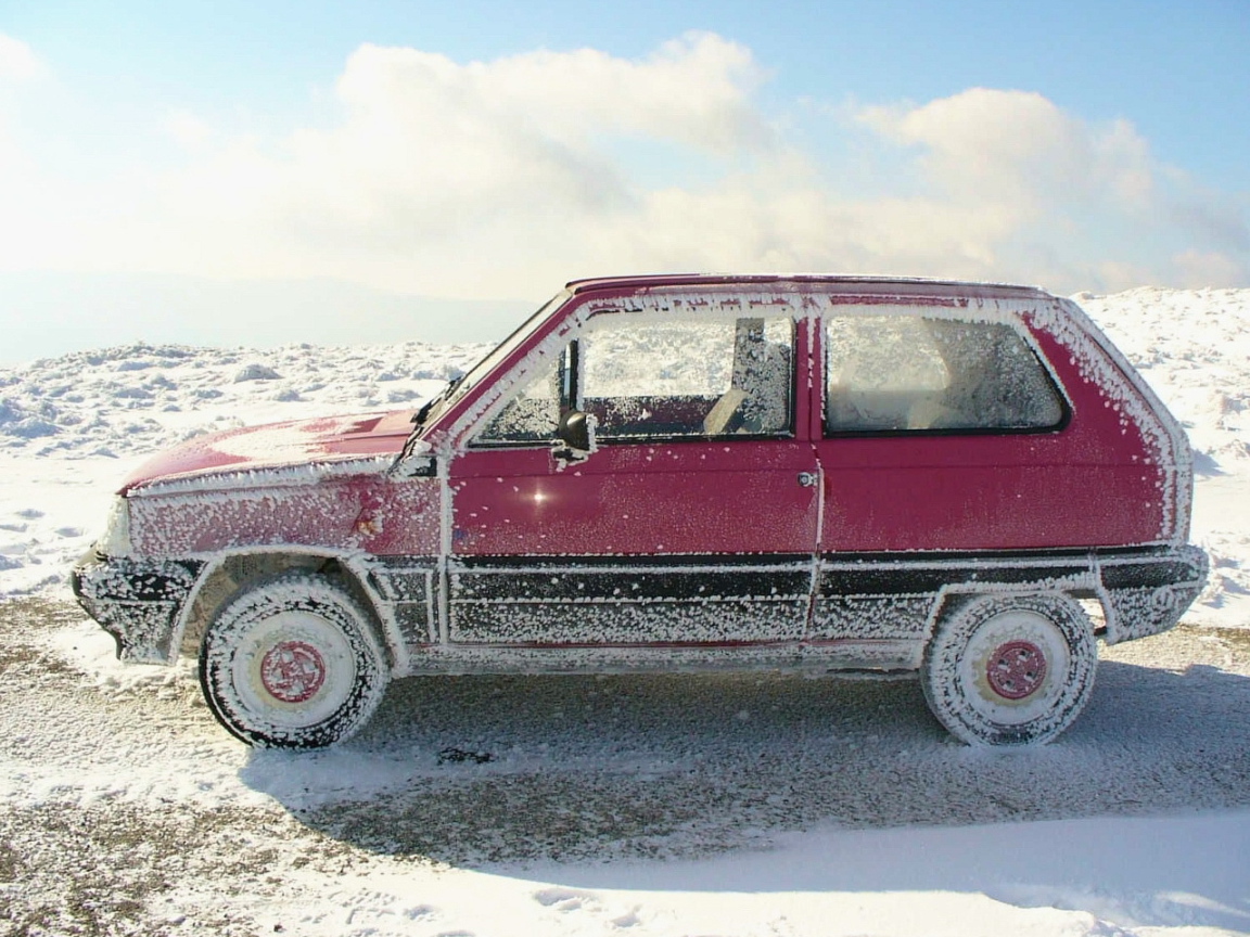 Розовый автомобиль в инее