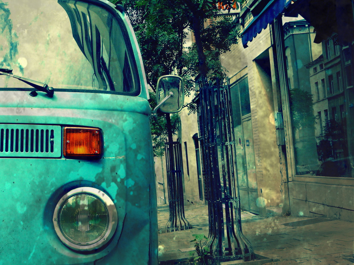 Ретро автомобиль на старой улице