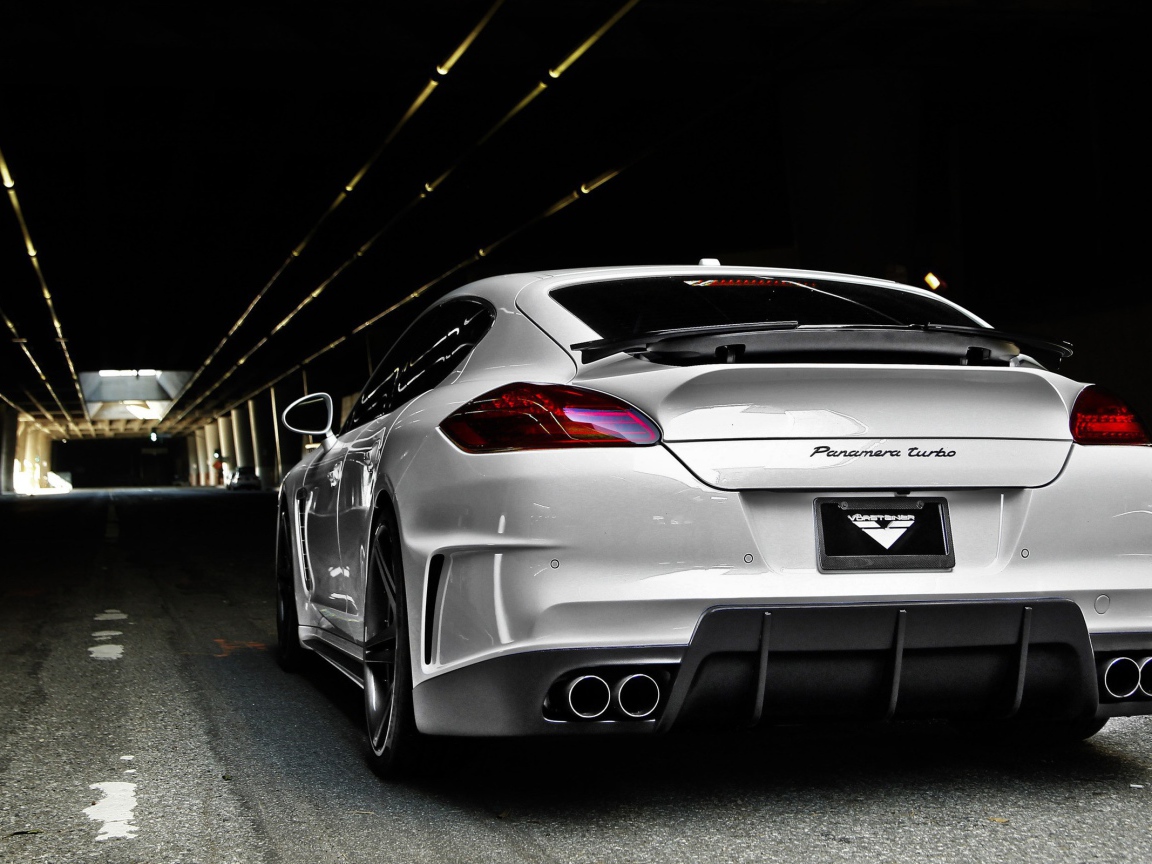 Белый Porsche Panamera в тоннеле