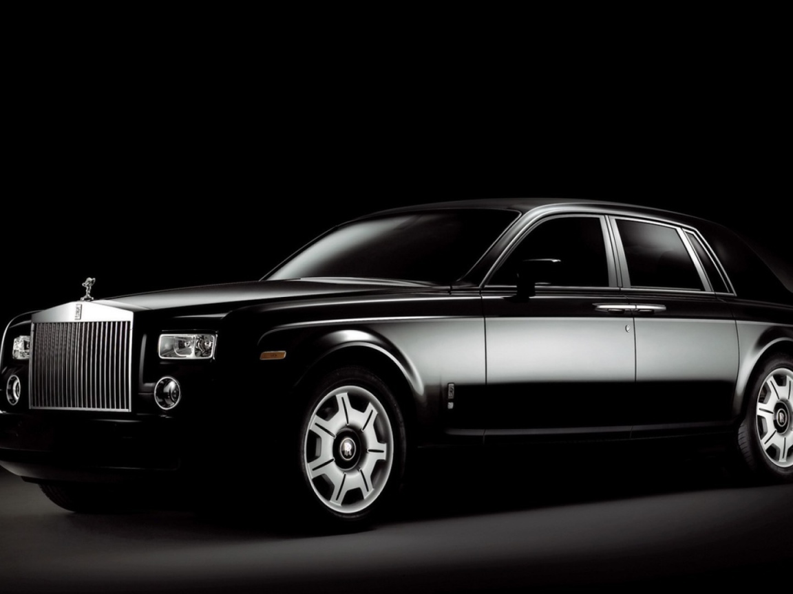 Черный Rolls-Royce Phantom на черном фоне
