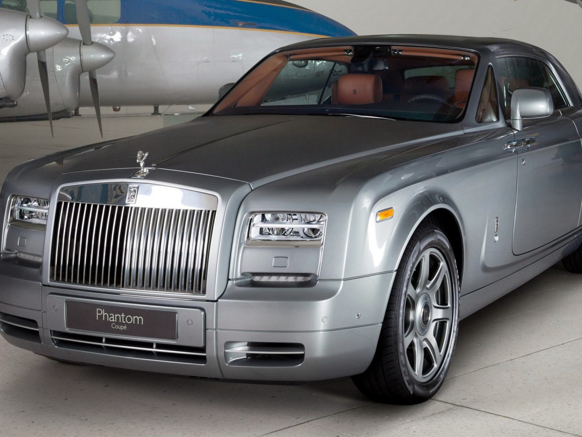 Серебристый Rolls-Royce Фантом