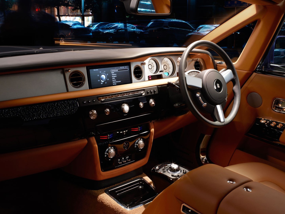 Руль справа в автомобиле Rolls-Royce Phantom