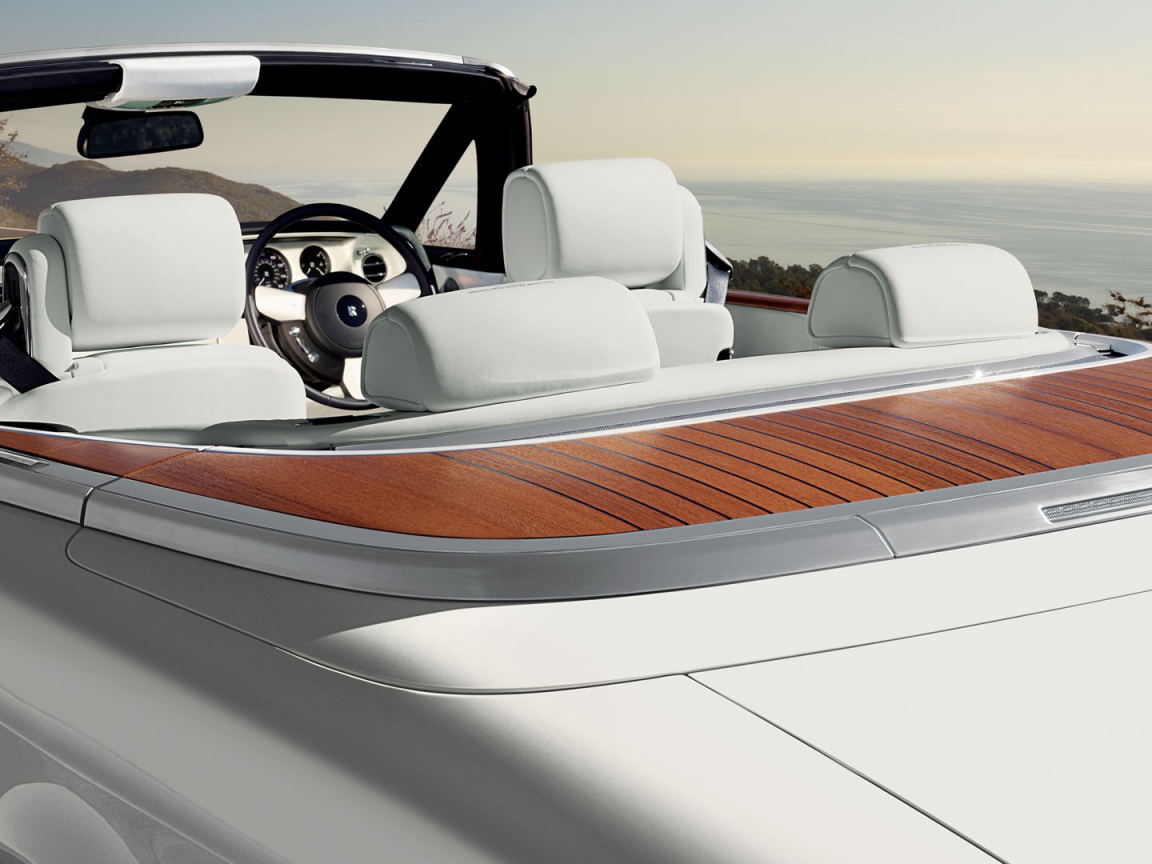 Белый салон кабриолета Rolls-Royce Phantom