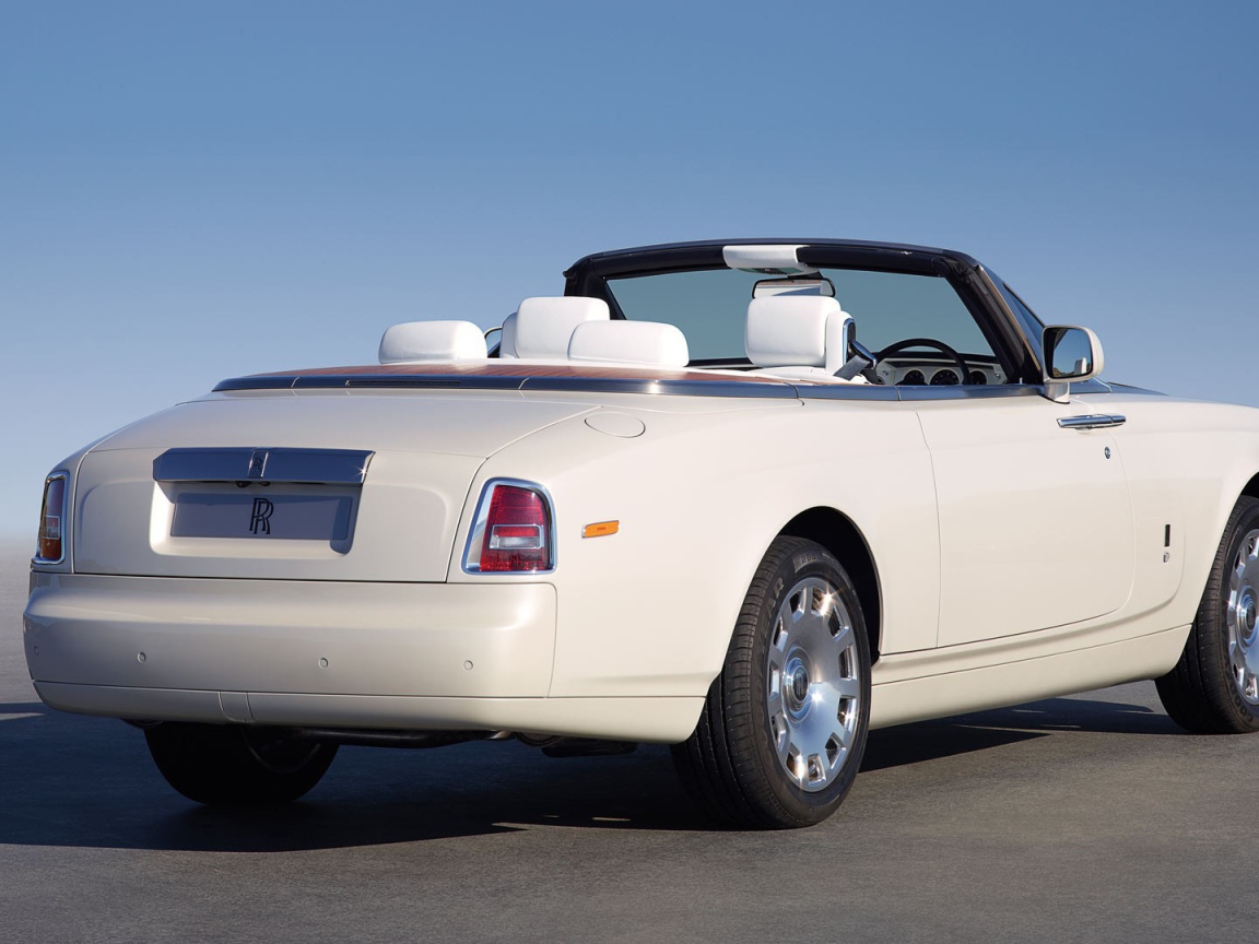 Белый кабриолет Rolls-Royce Phantom