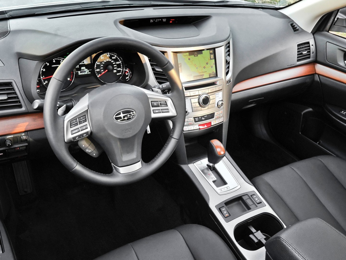 Черный салон авто Subaru Outback