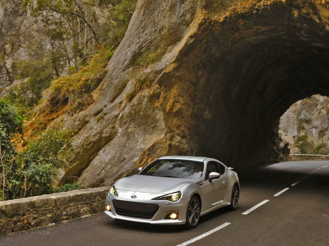 Автомобиль Subaru BRZ у тоннеля