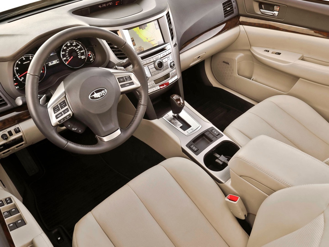 Белый салон Subaru Legacy