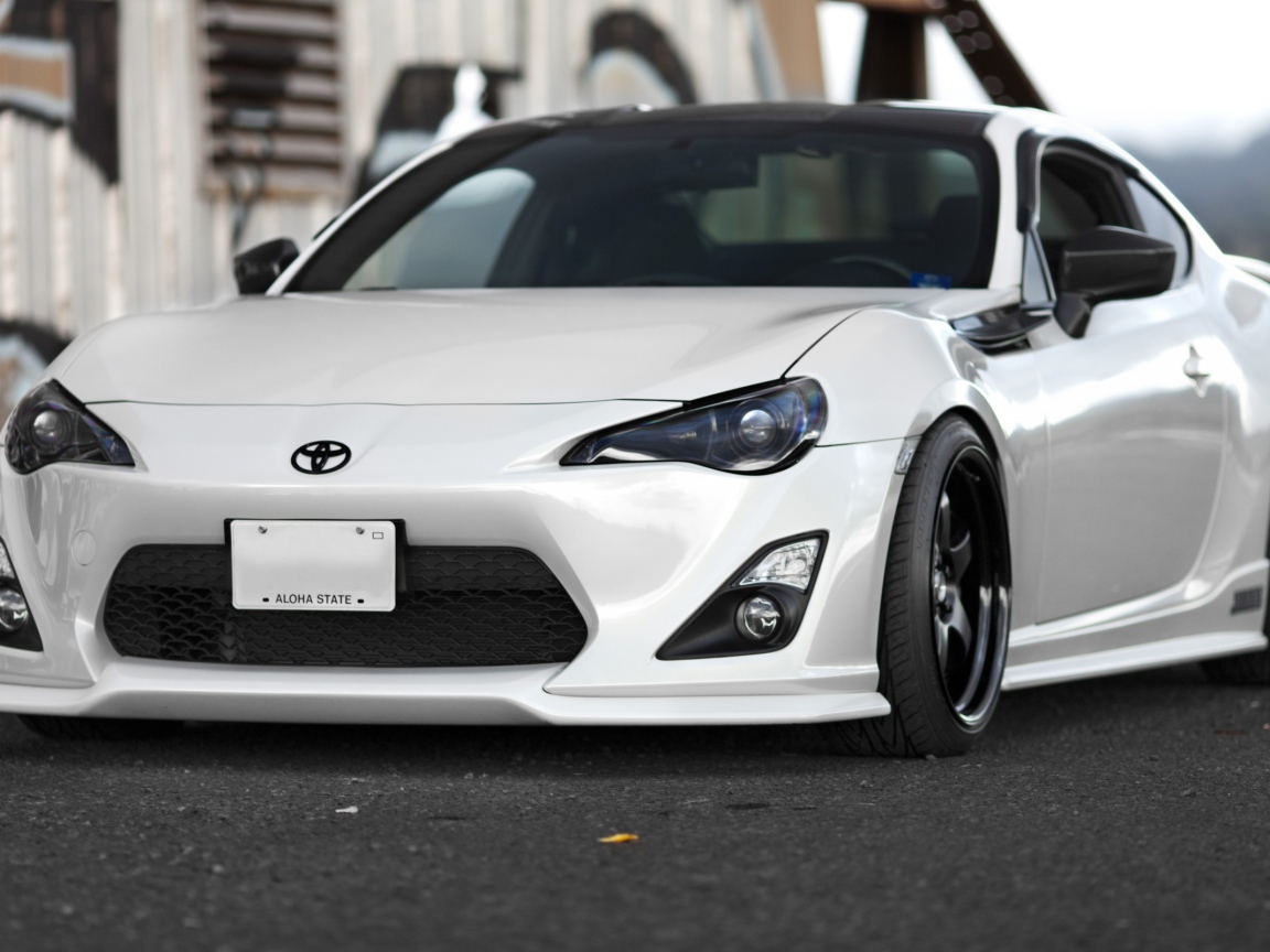 Красивая белая Toyota GT86