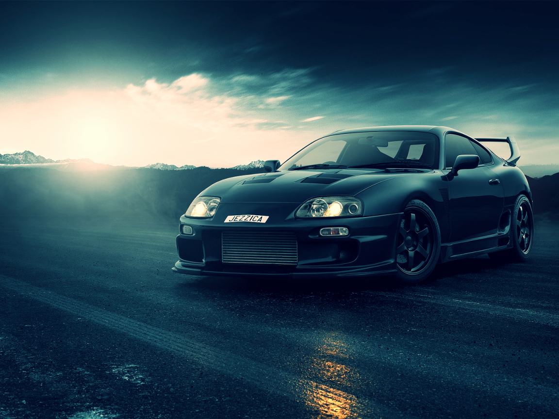 Черная Toyota Supra на шоссе