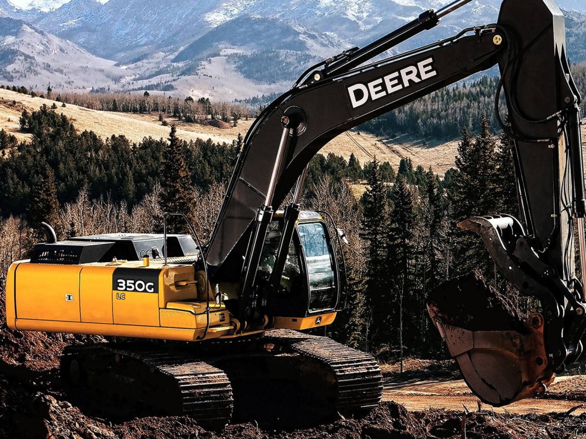 Экскаватор в лесу