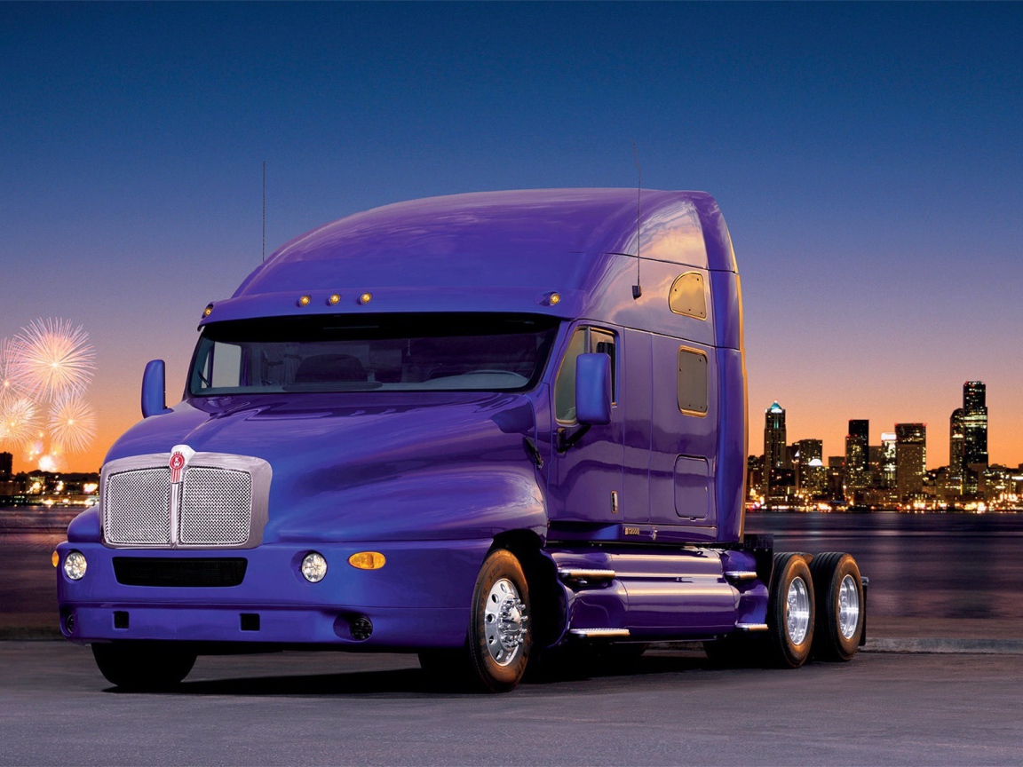 Мощный сиреневый тягач на фоне города