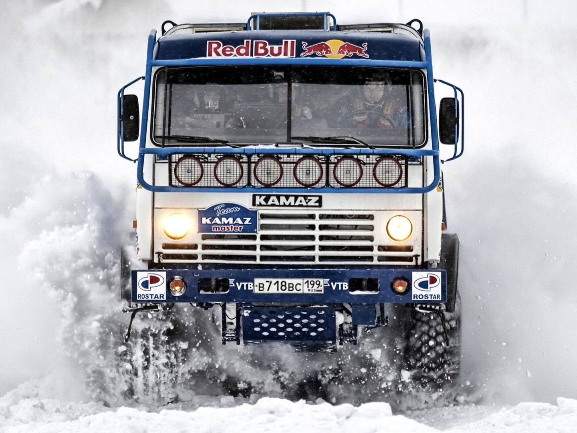 Российский Камаз мчится по снегу
