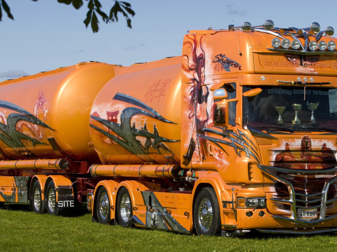 Грузовой автомобиль с цистернами