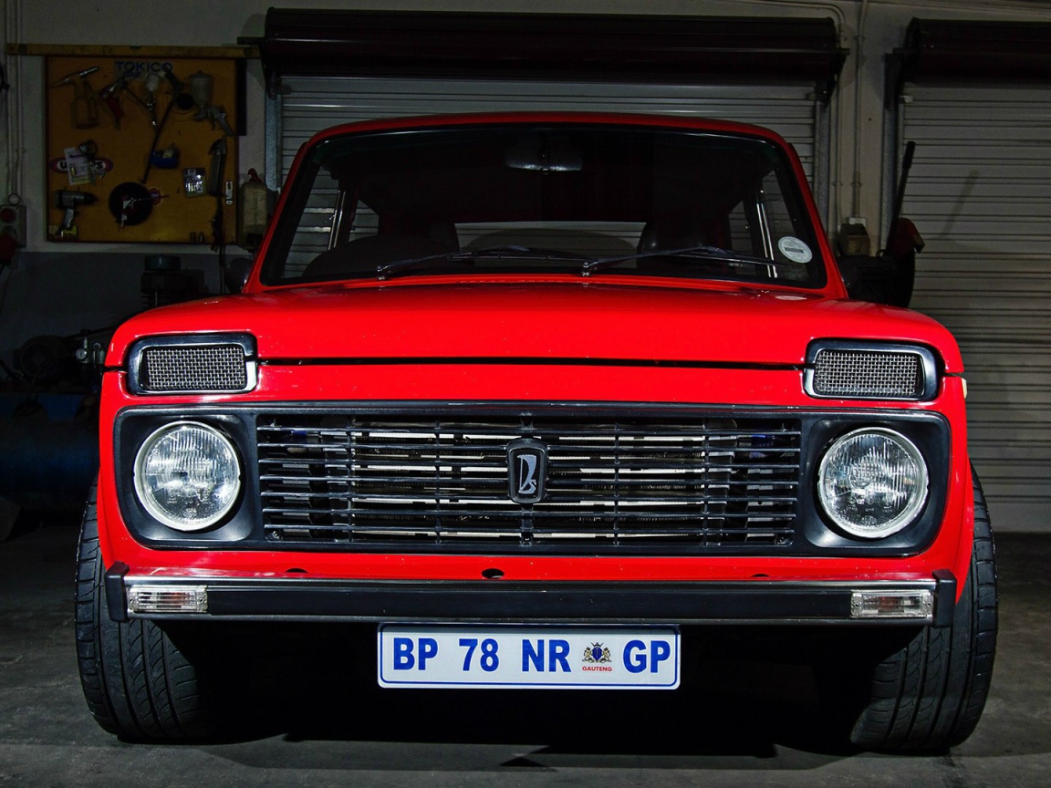 Красная Lada Niva