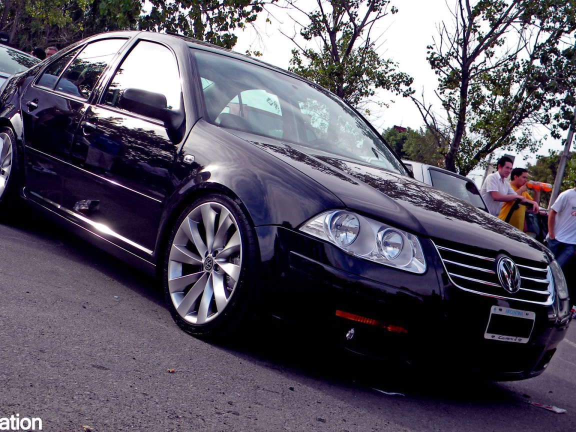 Черный автомобиль Volkswagen Bora