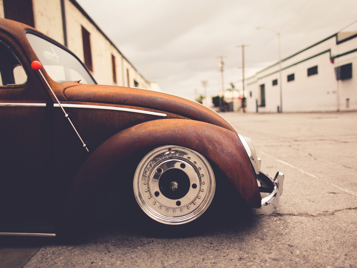 Старый ржавый Volkswagen Beetle